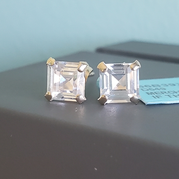 Jewelry - ❄ 10kt White Sapphire earrings